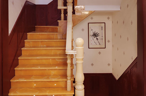 米林中式别墅室内汉白玉石楼梯的定制安装装饰效果